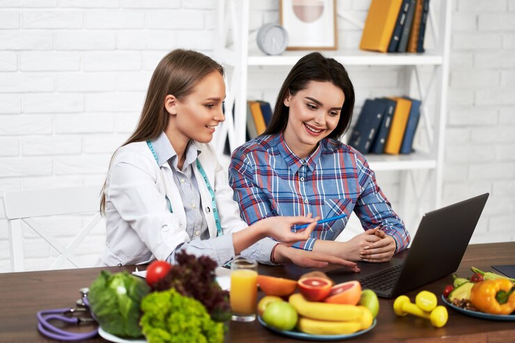 Nutritionist Advises Woman Proper Nutrition Dieting
